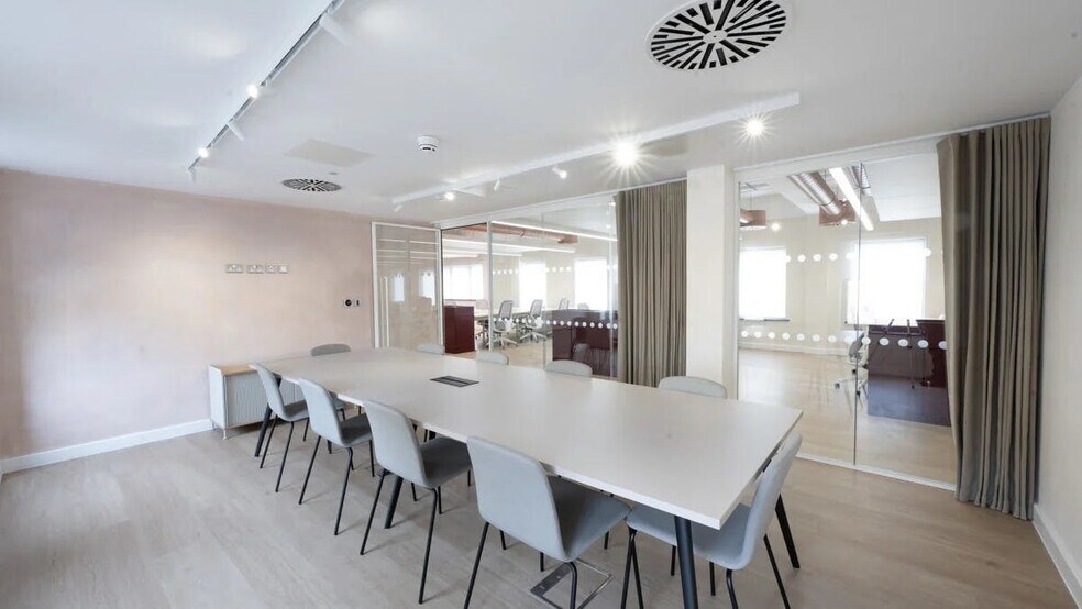 24 Hills Rd, Cambridge to rent - Building Photo - Image 3 of 5