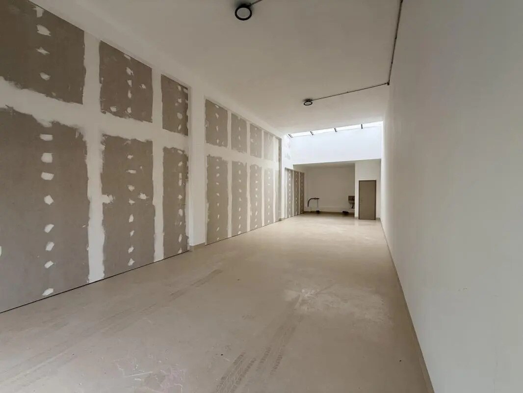 Light Industrial in Fréjus for sale Interior Photo- Image 1 of 3