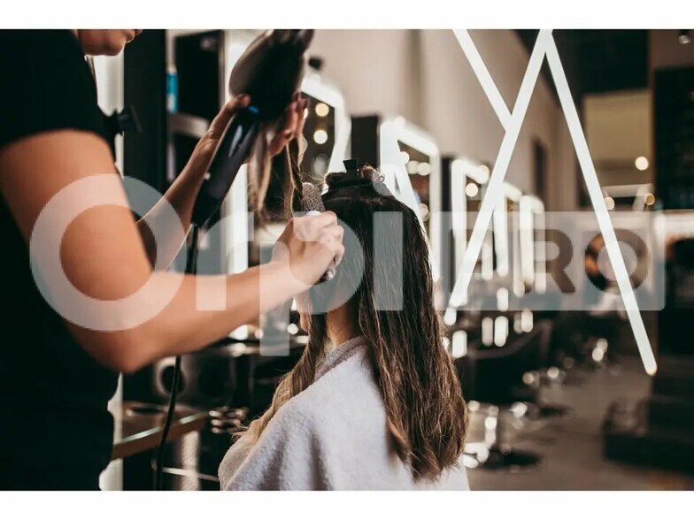 Retail in Lattes to rent - Building Photo - Image 2 of 8