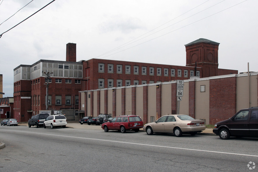 717-721 & 727 School St., Pawtucket, RI portfolio of 2 properties for sale on LoopNet.co.uk - Primary Photo - Image 2 of 6