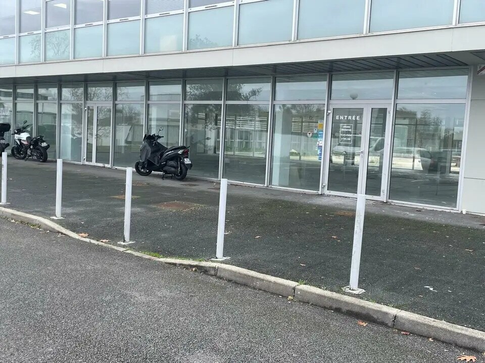 Office / Retail in Mérignac to rent Building Photo- Image 1 of 7
