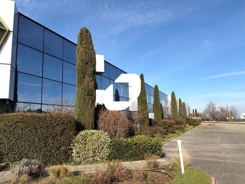 Office in Taluyers to rent - Building Photo - Image 2 of 9