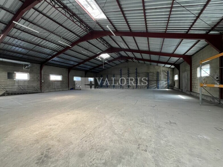 Light Industrial in Irigny to rent - Interior Photo - Image 3 of 7