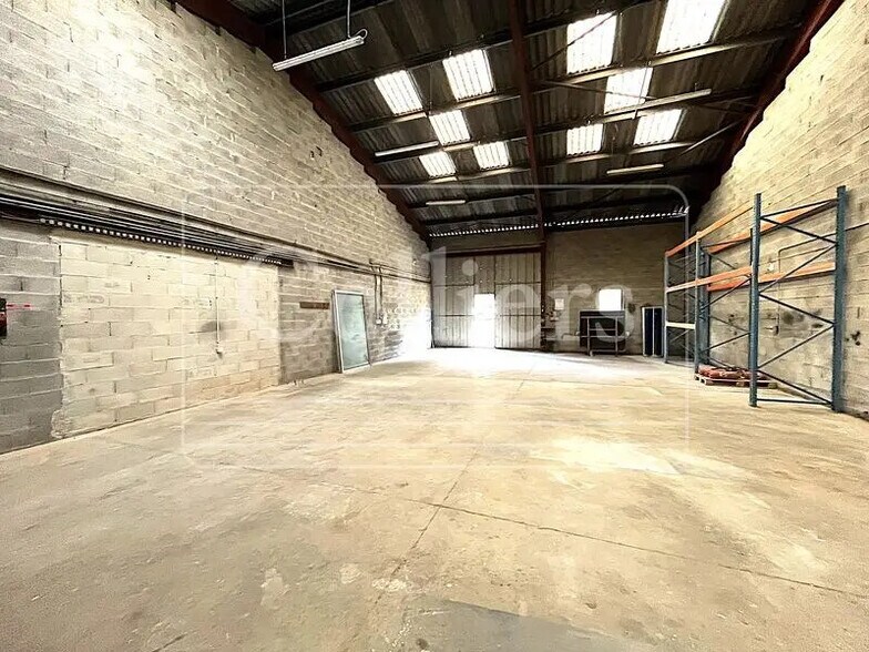 Light Industrial in Roquefort-la-Bédoule to rent - Interior Photo - Image 2 of 5