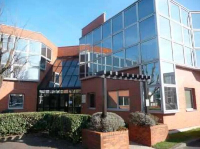 Office in Nanterre to rent - Building Photo - Image 1 of 8