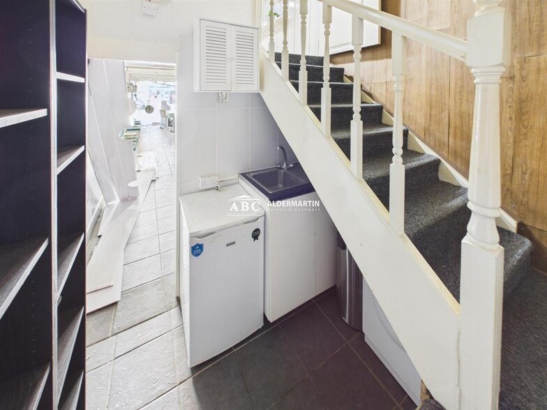 45 Brent St, London to rent - Building Photo - Image 3 of 6