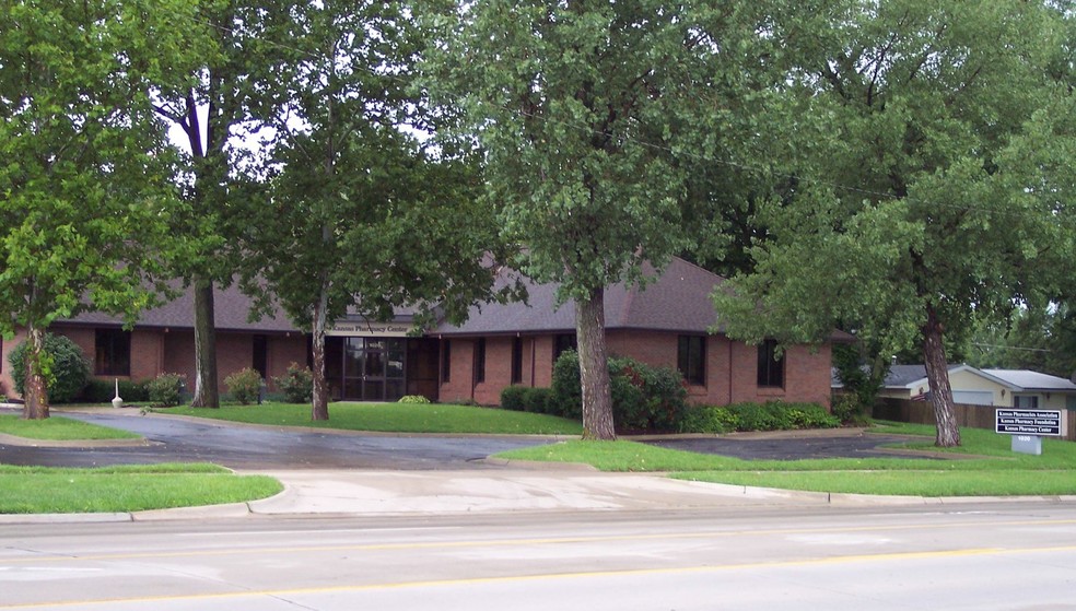 1020 SW Fairlawn Rd, Topeka, KS for rent - Primary Photo - Image 1 of 9