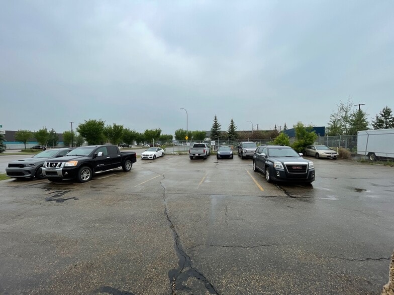 15330 123 Av NW, Edmonton, AB for sale - Building Photo - Image 3 of 13