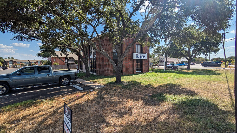 1201 Sam Bass Rd, Round Rock, TX for rent - Building Photo - Image 1 of 8