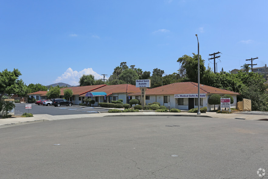 840-854 Townsite Dr, Vista, CA for rent - Building Photo - Image 1 of 4