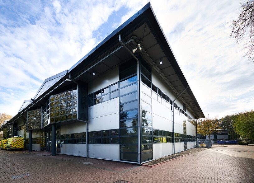 Unit 4 Datapoint, London to rent - Primary Photo - Image 1 of 12