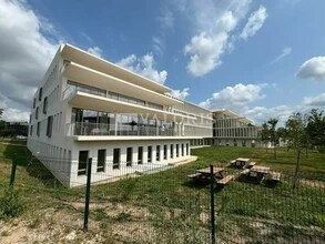 Office in Aix-en-Provence to rent Building Photo- Image 2 of 6