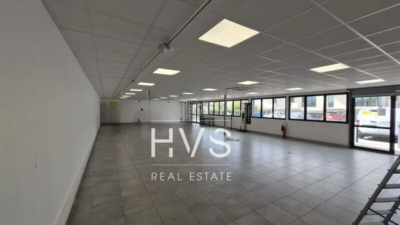 Light Industrial in Aix-en-Provence to rent - Interior Photo - Image 3 of 3