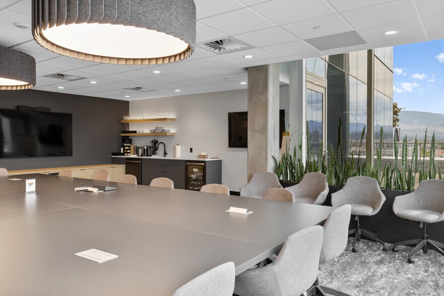 1700 Dickson Av, Kelowna, BC to rent - Building Photo - Image 2 of 13