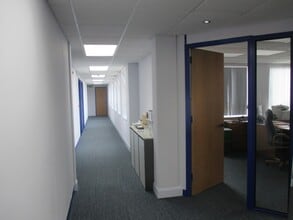 18 Vera Ave, London to rent Interior Photo- Image 2 of 4