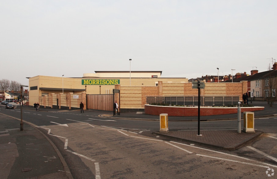 Regent Circ, Swindon to rent - Building Photo - Image 3 of 8