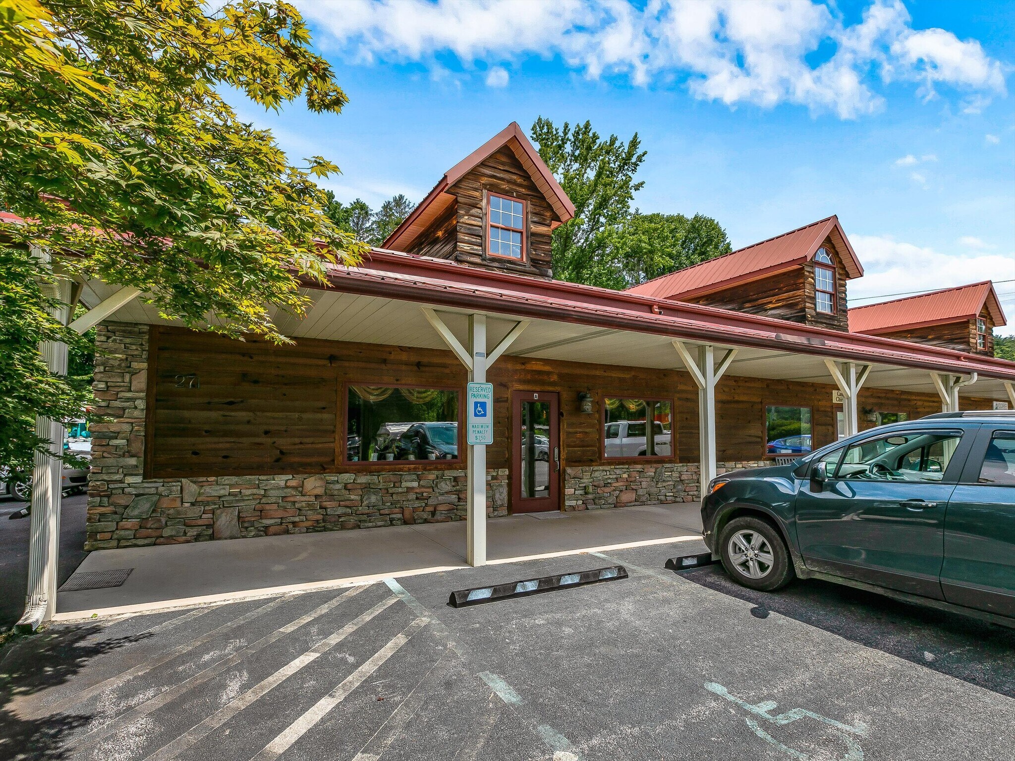 271 Old Barn Rd, Hendersonville, NC for sale Primary Photo- Image 1 of 1