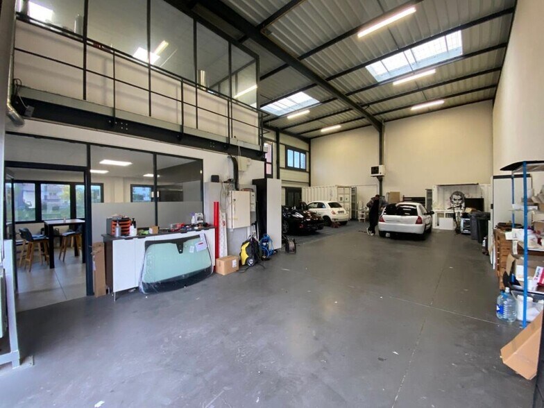 Light Industrial in Saint-Fons for sale - Interior Photo - Image 2 of 6