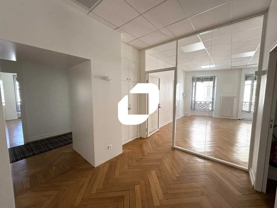 Office in Lyon for sale Interior Photo- Image 1 of 18