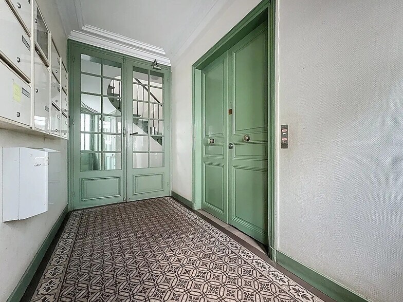 Office in Levallois-Perret to rent - Lobby - Image 2 of 8