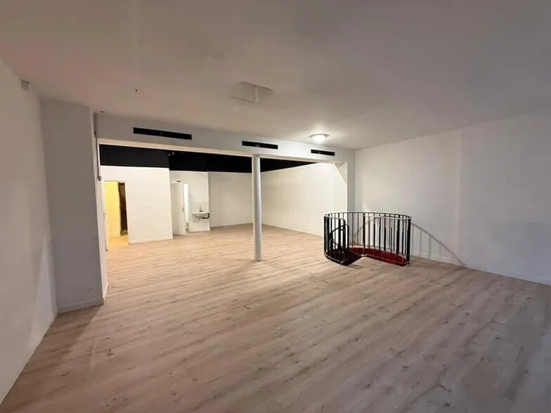 Retail in Paris to rent - Interior Photo - Image 3 of 8