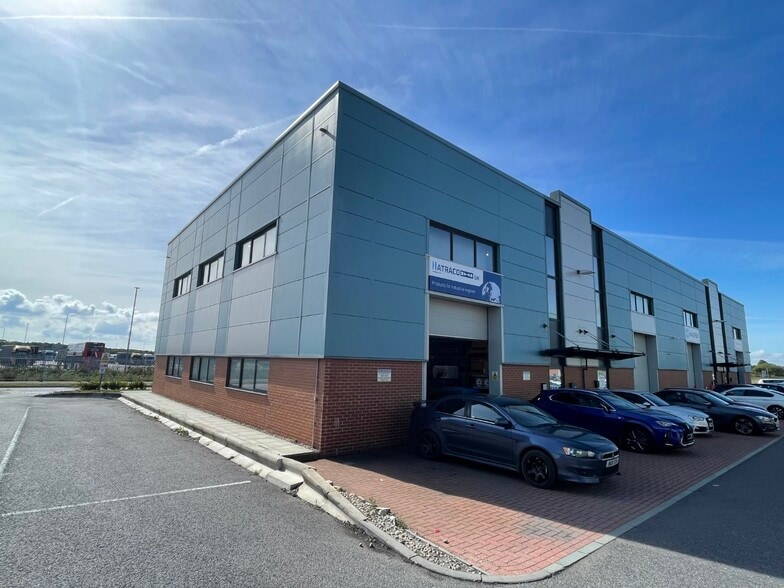 Waterbrook Ave, Sevington to rent - Building Photo - Image 2 of 3