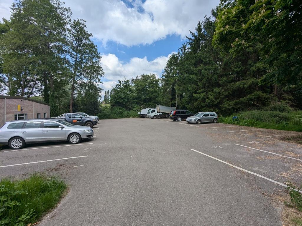 22 Gosden Cmn, Guildford to rent Building Photo- Image 1 of 16