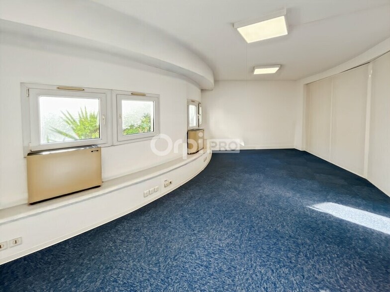 Office in Marseille to rent - Building Photo - Image 2 of 6