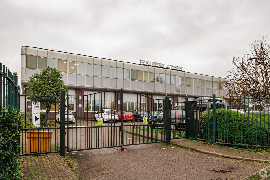 Oakcroft Rd, Chessington to rent - Primary Photo - Image 1 of 18