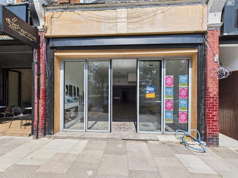 Aldermans Hl, London to rent - Building Photo - Image 1 of 2