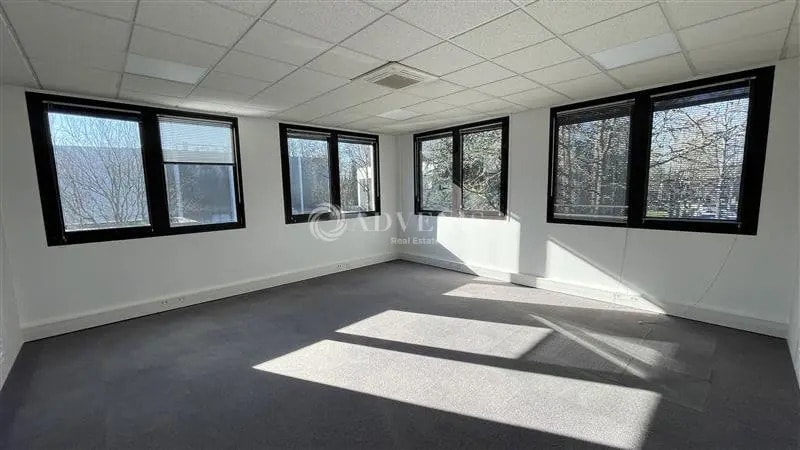 Office in Croissy-Beaubourg to rent Building Photo- Image 1 of 11