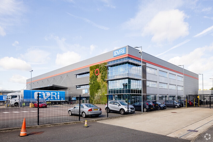 2 Southern Appr, Feltham for sale - Primary Photo - Image 1 of 1