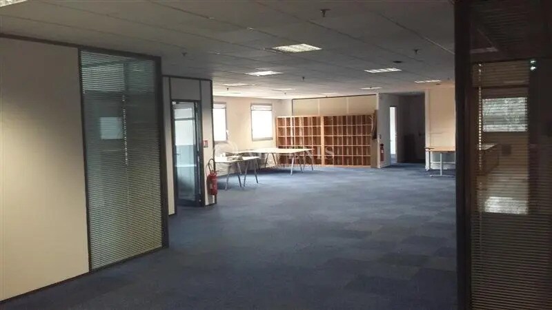 Office in Croissy-Beaubourg to rent - Interior Photo - Image 2 of 8