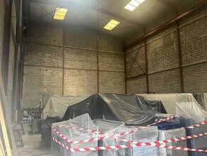 Light Industrial in Vaulx-en-Velin to rent Building Photo- Image 2 of 2