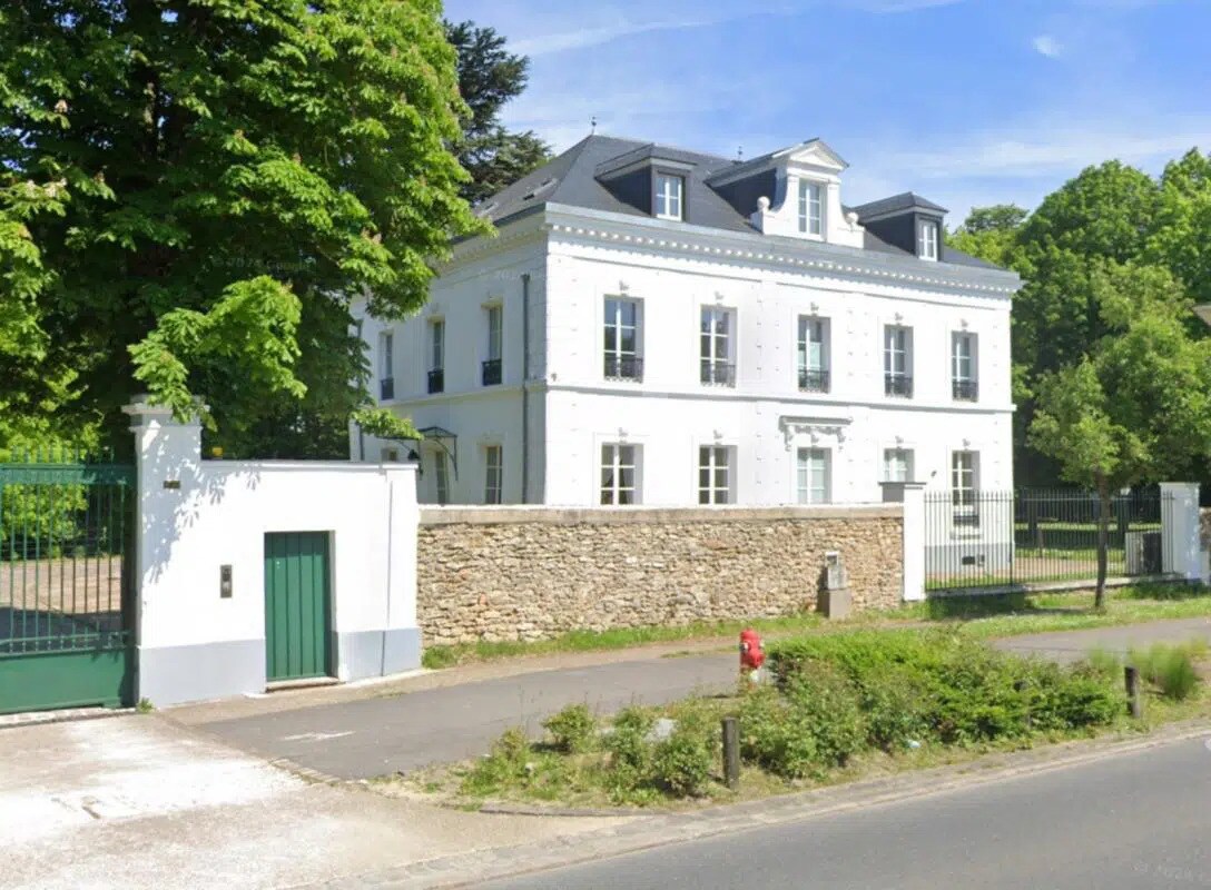 Office in Corbeil-Essonnes to rent Building Photo- Image 1 of 6