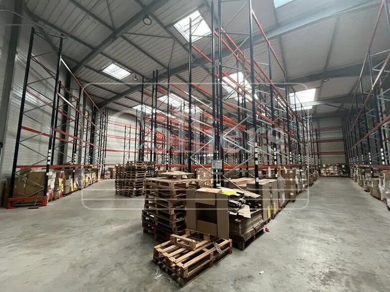 Light Industrial in Roquefort-la-Bédoule to rent - Building Photo - Image 2 of 4