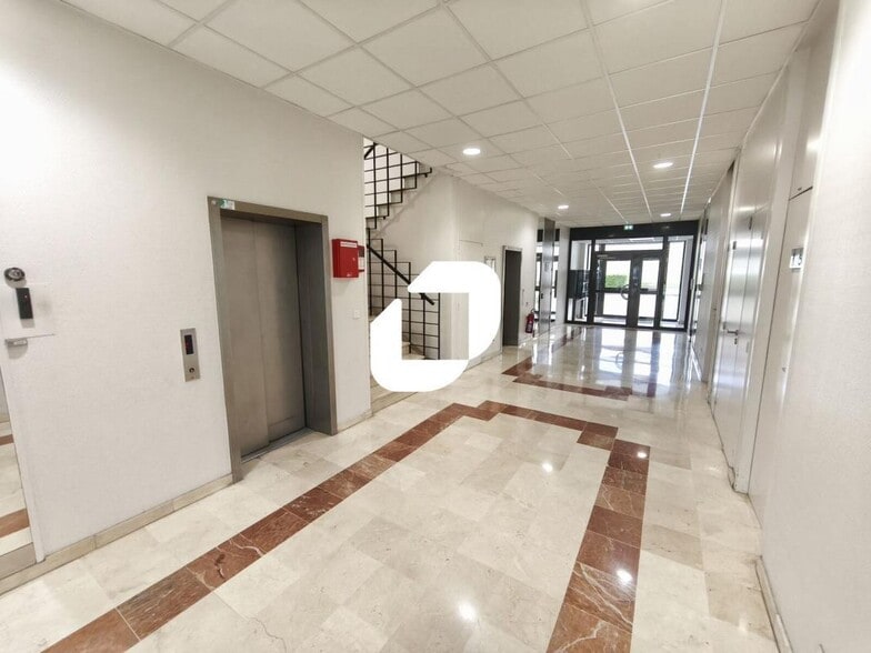 Office in Rosny-sous-Bois for sale - Lobby - Image 2 of 12