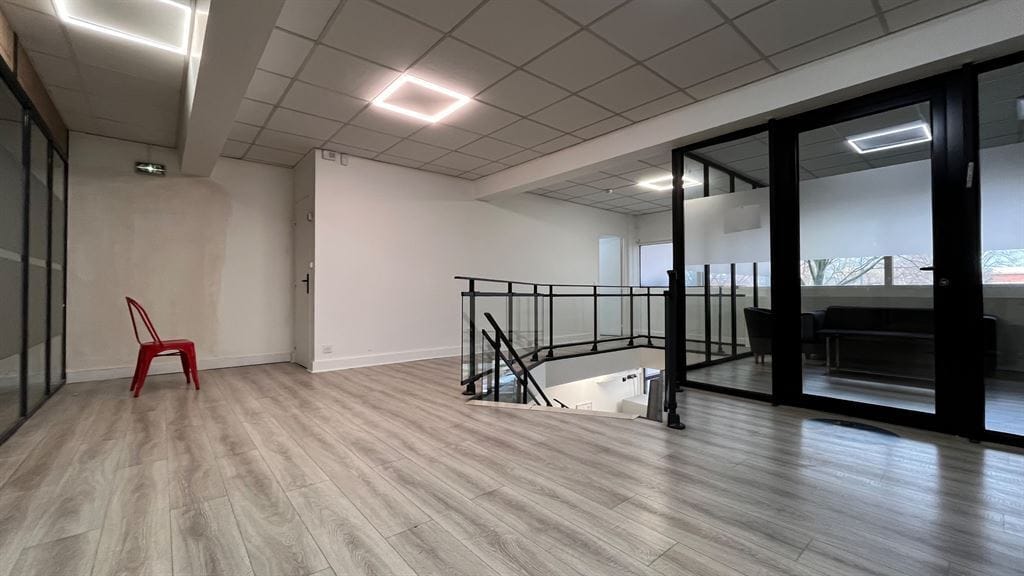 Light Industrial in Pantin for sale Interior Photo- Image 1 of 3