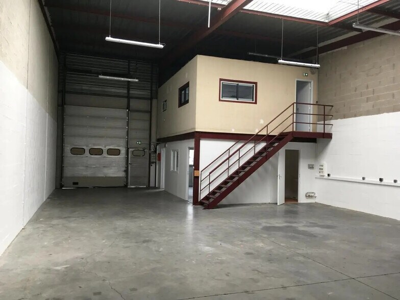 Light Industrial in Lisses to rent - Interior Photo - Image 3 of 3