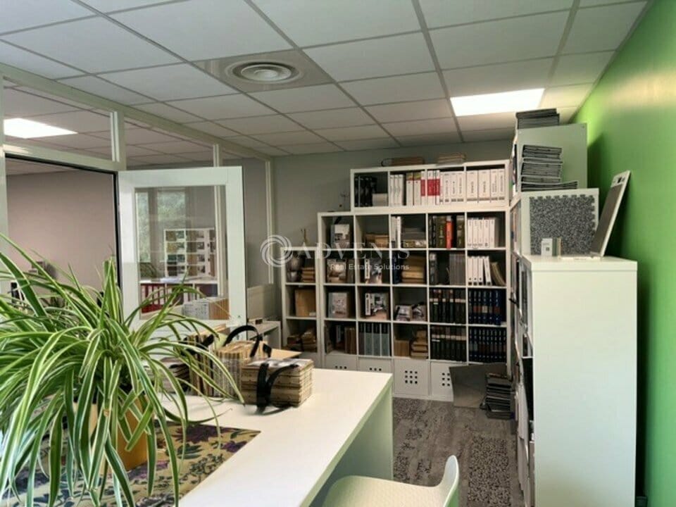 Office in Les Alluets-le-Roi to rent Interior Photo- Image 1 of 13