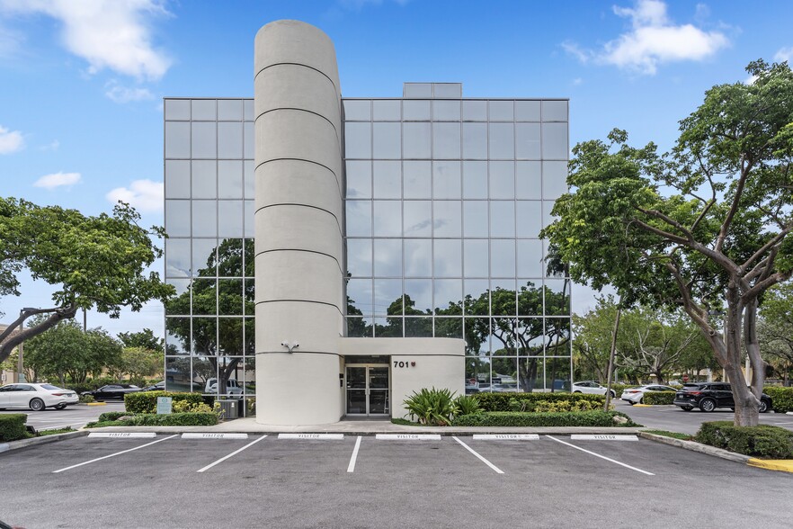 701 E Commercial Blvd, Oakland Park, FL for sale - Building Photo - Image 3 of 55