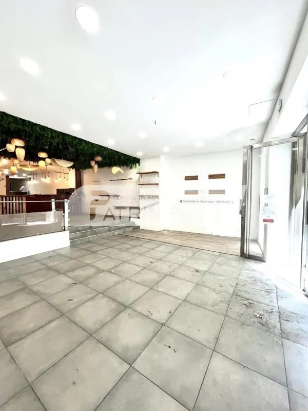 Retail in Marseille to rent Lobby- Image 1 of 8