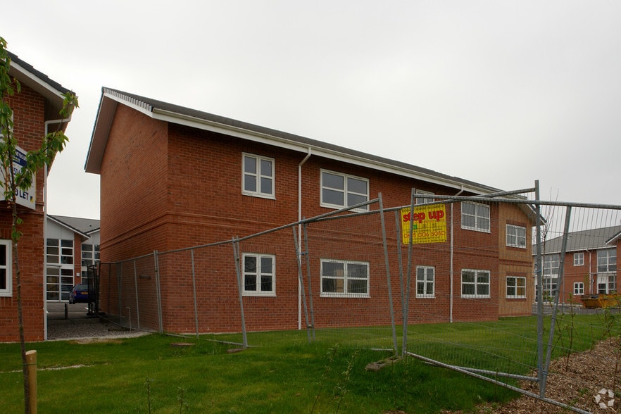 Inward Way, Ellesmere Port to rent - Building Photo - Image 3 of 3