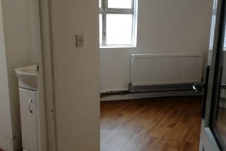 Dormans Park Rd, East Grinstead to rent Interior Photo- Image 1 of 2