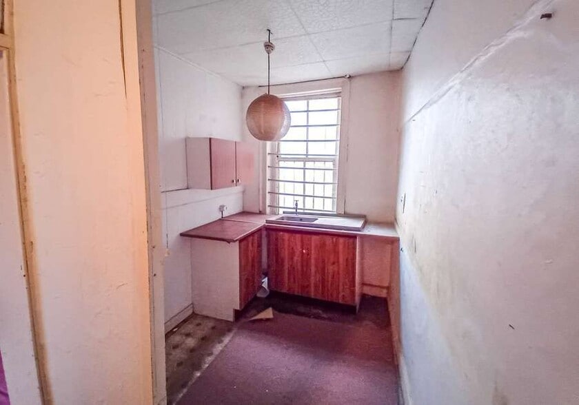 61 High St, Cheltenham to rent - Building Photo - Image 2 of 4