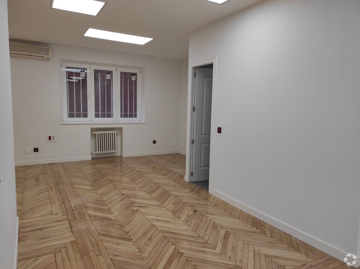 Madrid, MAD 28036 - Unit Puerta D, Esc. 1 - - Interior Photo - Image 2 of 8