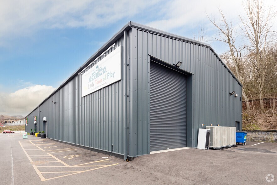 Bradford Rd, Batley, WF17 6JD UK