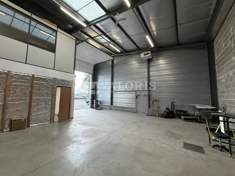 Light Industrial in Décines-Charpieu to rent - Interior Photo - Image 3 of 8