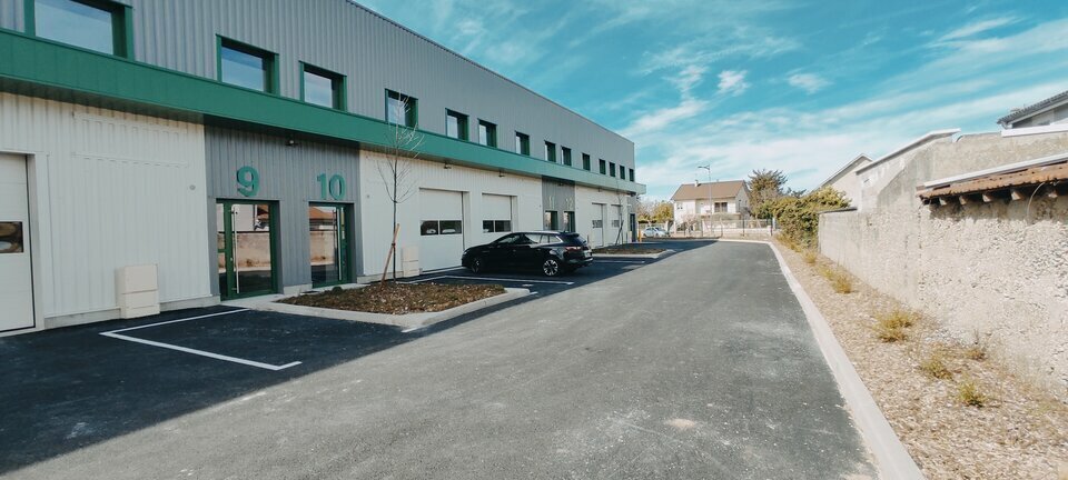 Light Industrial in Mions to rent - Building Photo - Image 1 of 10