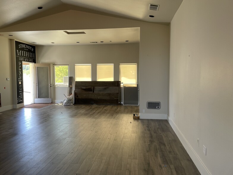 6484 Washington St, Yountville, CA for rent - Interior Photo - Image 3 of 8